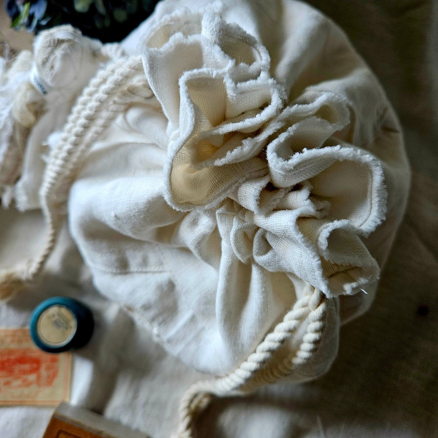 【Ecru White】モノグラム刺繍マシュマロバッグ　エクリュホワイト　embroidery mashumallow bag pouch