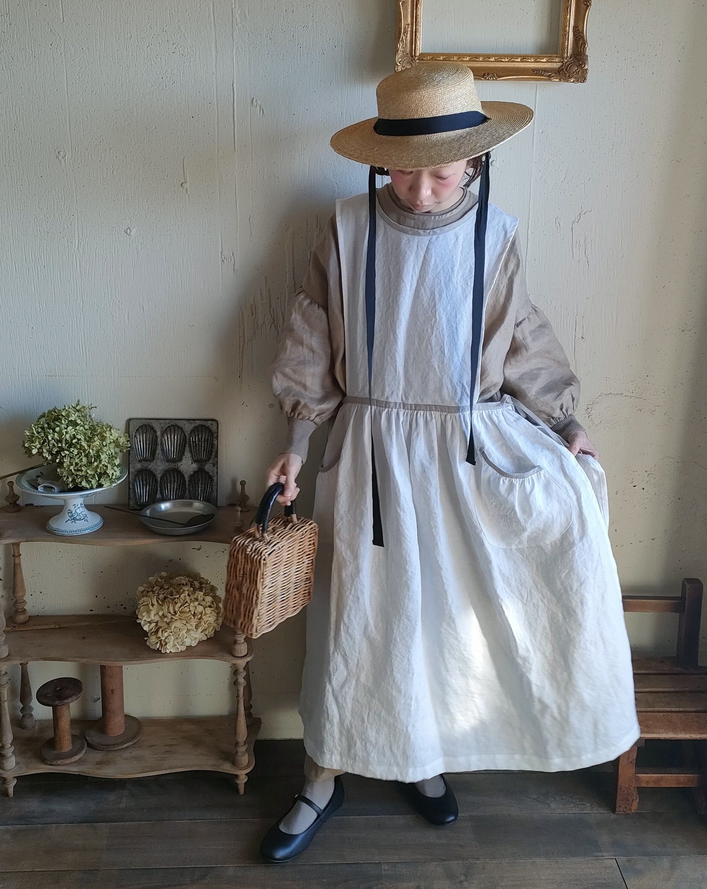 【Ecru White × kinari 】Piping Linen apron onepiece　モノグラム刺繍エクリュホワイト×キナリ　パイピングエプロンワンピース　モノグラム刺繍ポケット