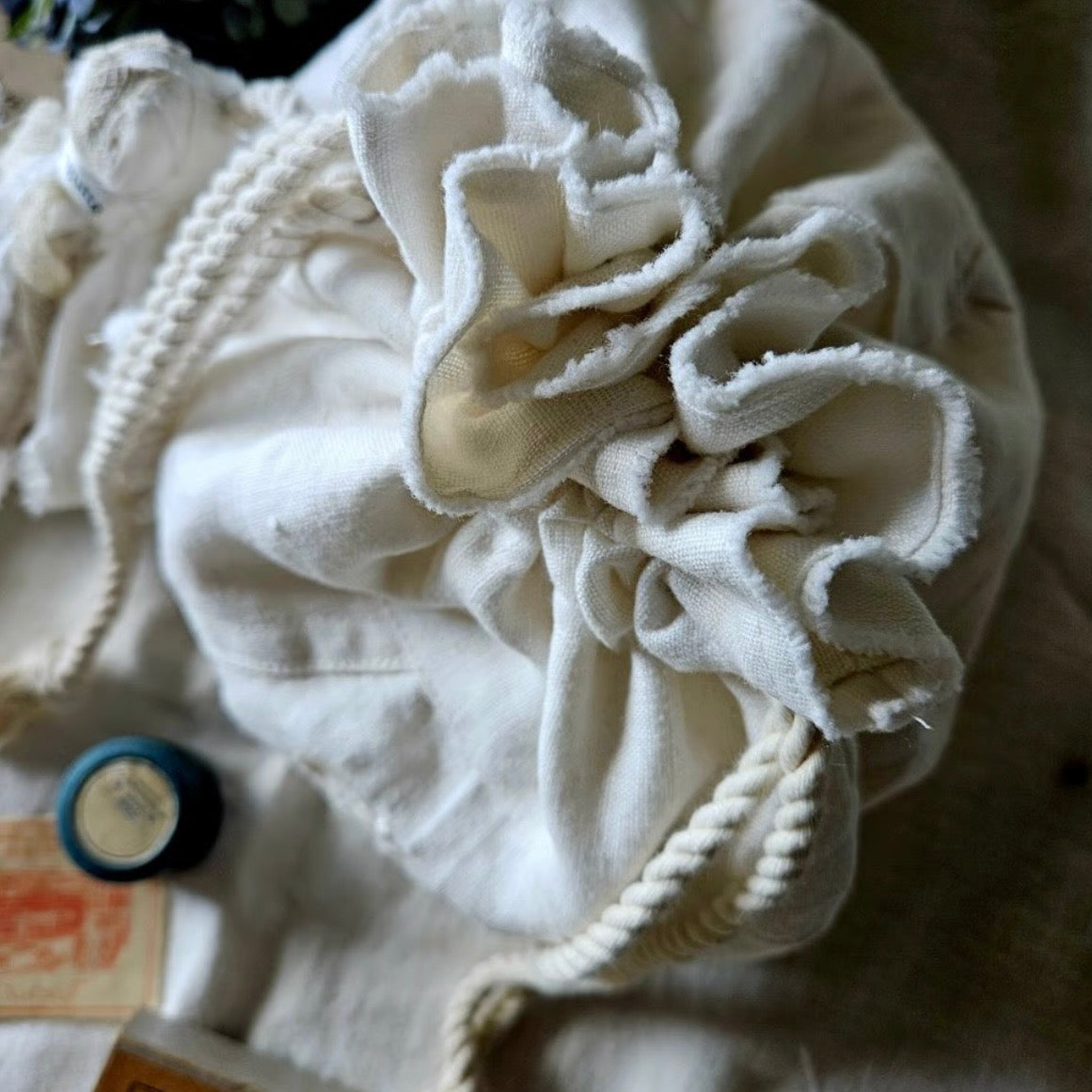 Ecru Whiteモノグラム刺繍マシュマロバッグ　エクリュホワイト　embroidery mashumallow bag pouch マシュマロ巾着　マシュマロポーチ