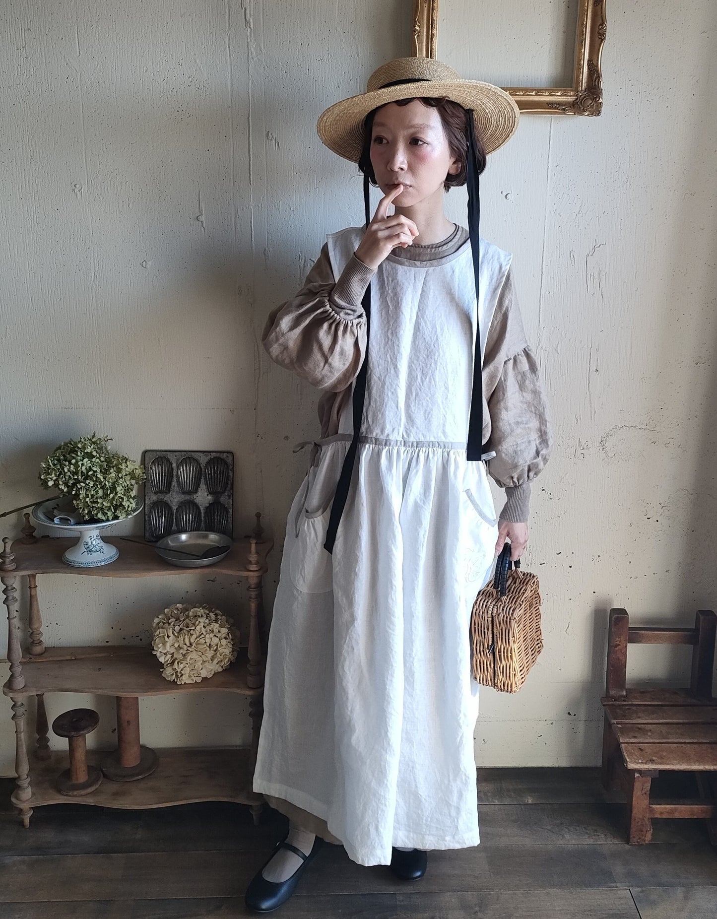 【Ecru White × kinari 】Piping Linen apron onepiece　モノグラム刺繍エクリュホワイト×キナリ　パイピングエプロンワンピース　モノグラム刺繍ポケット