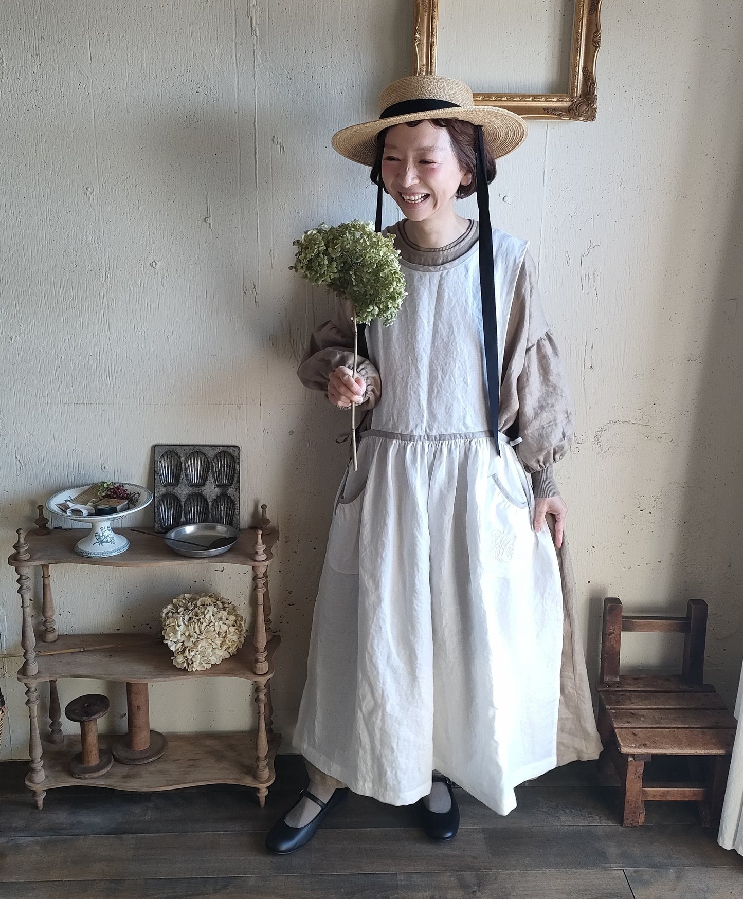 【Ecru White × kinari 】Piping Linen apron onepiece　モノグラム刺繍エクリュホワイト×キナリ　パイピングエプロンワンピース　モノグラム刺繍ポケット