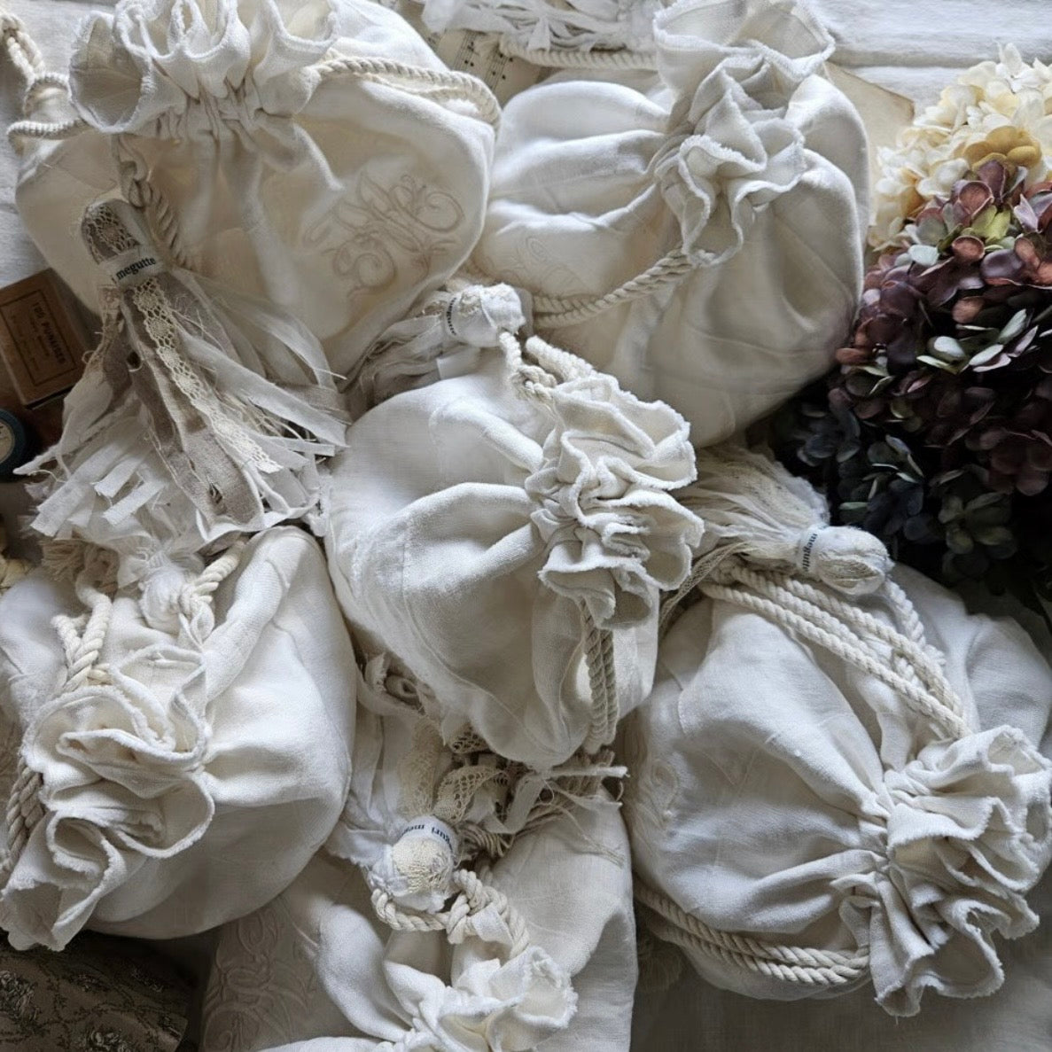 Ecru Whiteモノグラム刺繍マシュマロバッグ　エクリュホワイト　embroidery mashumallow bag pouch マシュマロ巾着　マシュマロポーチ
