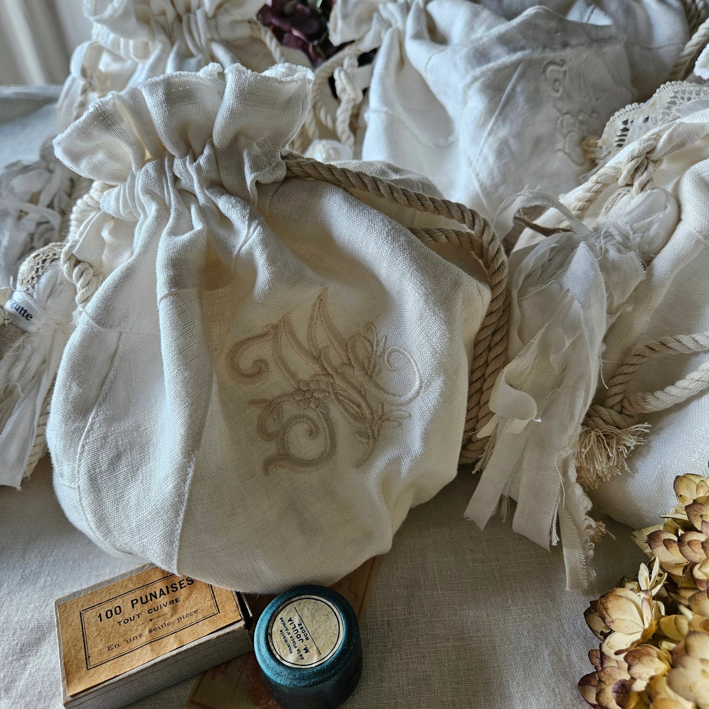 【Ecru White】モノグラム刺繍マシュマロバッグ　エクリュホワイト　embroidery mashumallow bag pouch