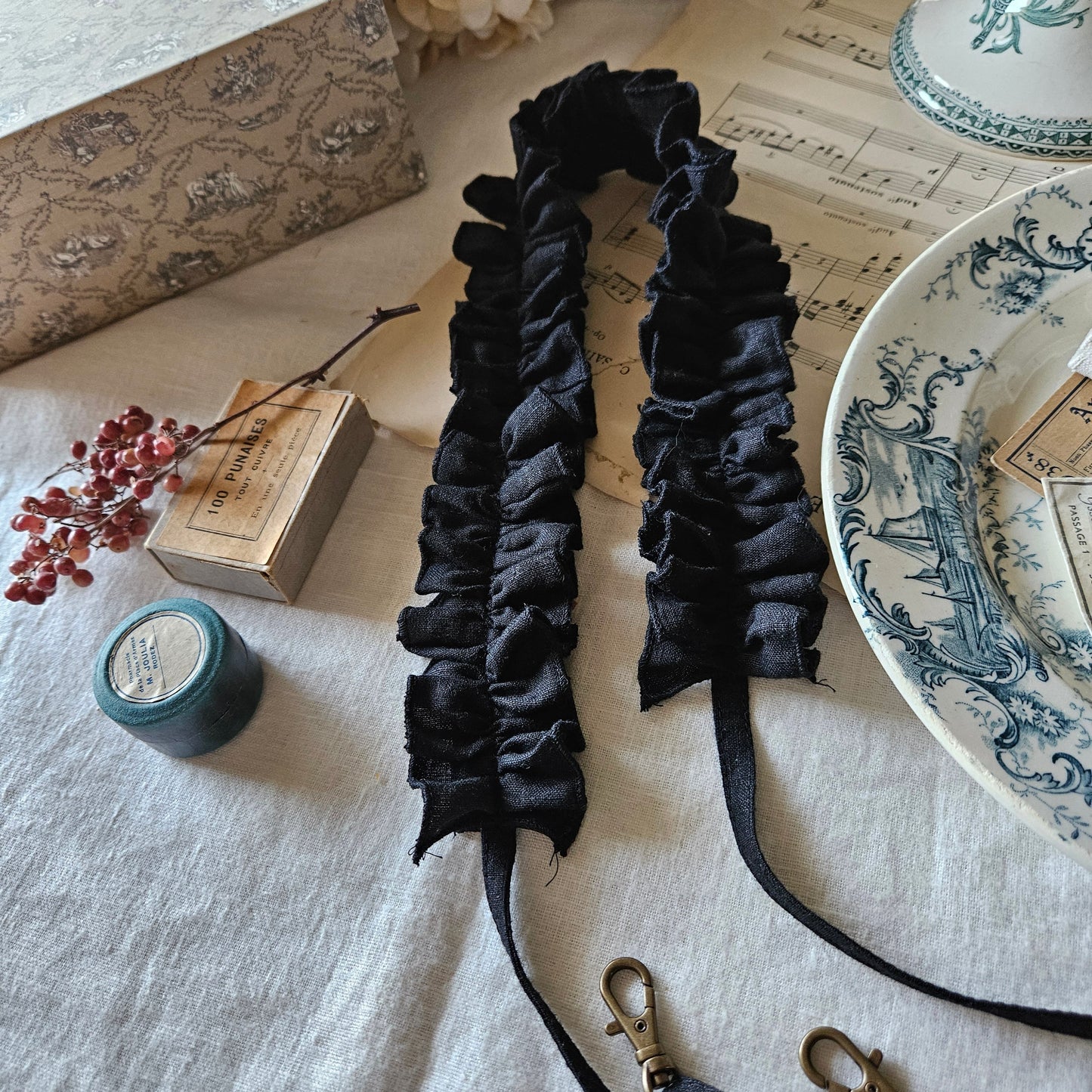 ハナビラフリルのスマホショルダー 【ダークブラック】Hanabira frill smart phone accessory