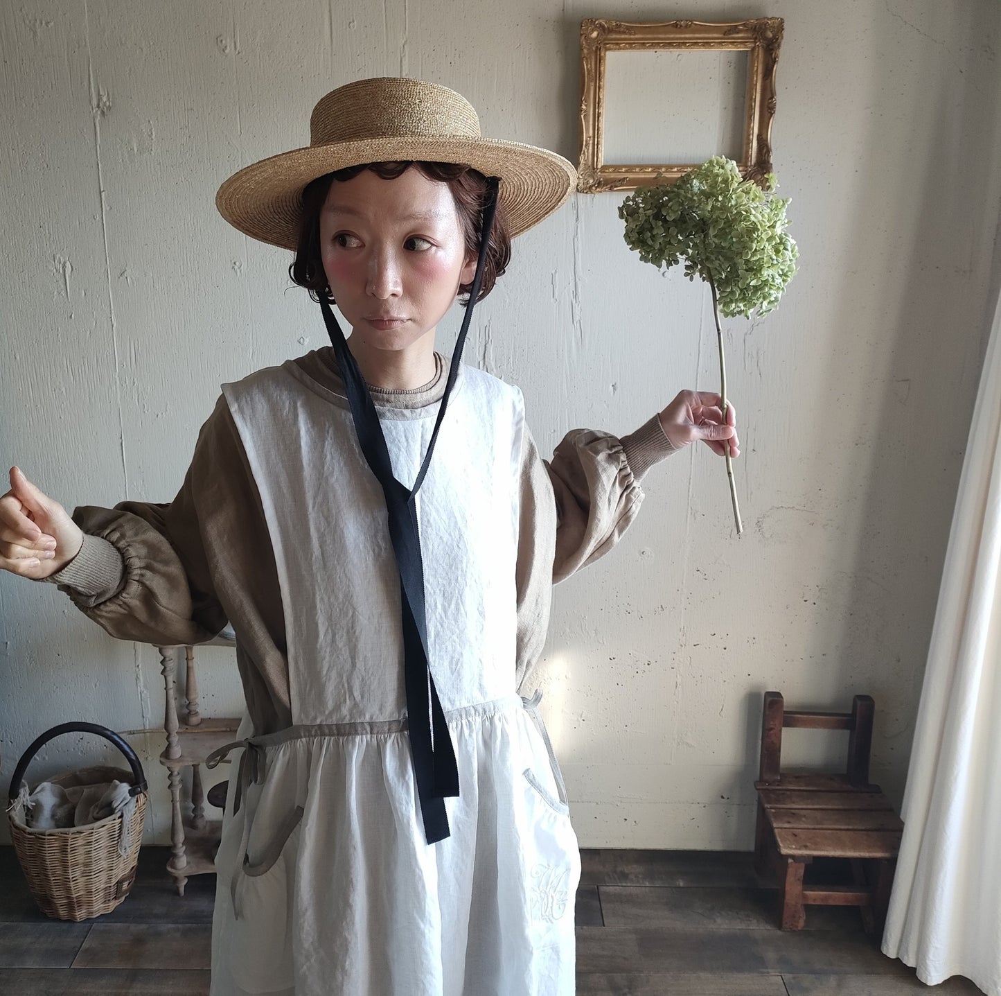 【Ecru White × kinari 】Piping Linen apron onepiece　モノグラム刺繍エクリュホワイト×キナリ　パイピングエプロンワンピース　モノグラム刺繍ポケット
