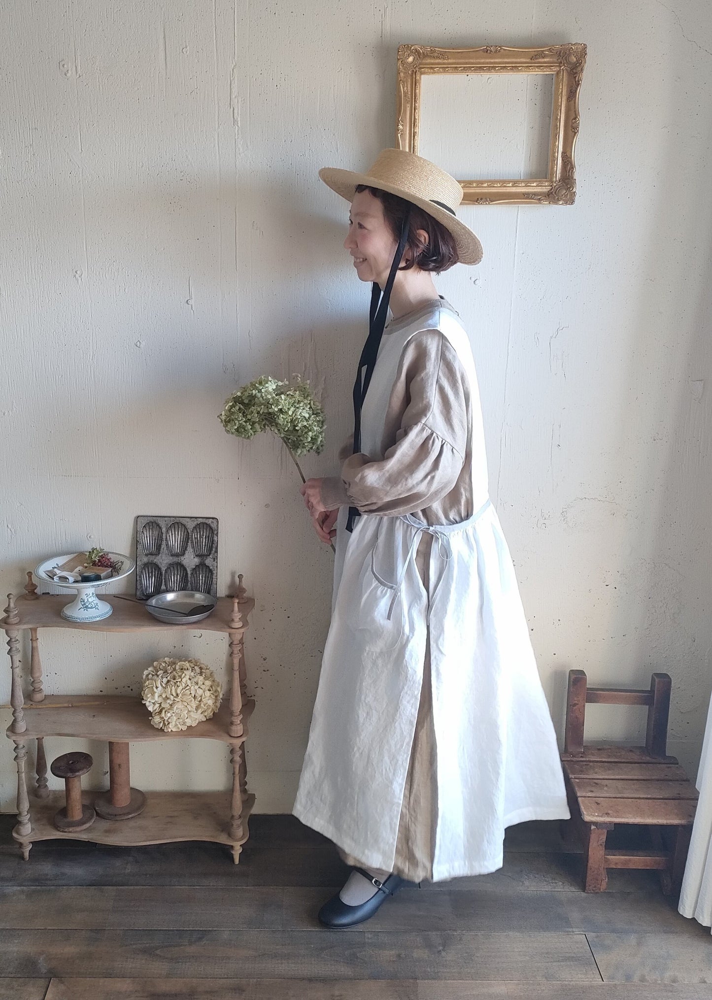 【Ecru White × kinari 】Piping Linen apron onepiece　モノグラム刺繍エクリュホワイト×キナリ　パイピングエプロンワンピース　モノグラム刺繍ポケット