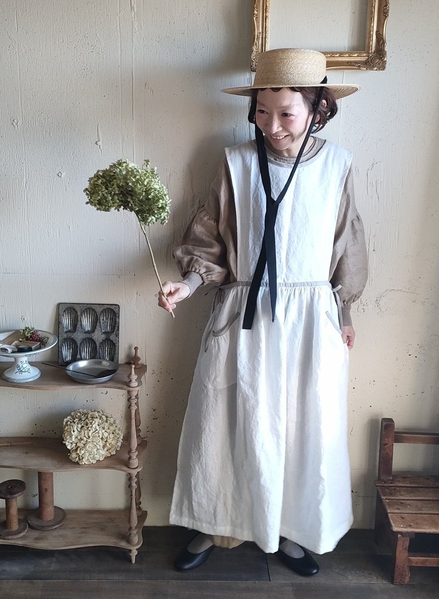 【Ecru White × kinari 】Piping Linen apron onepiece　モノグラム刺繍エクリュホワイト×キナリ　パイピングエプロンワンピース　モノグラム刺繍ポケット