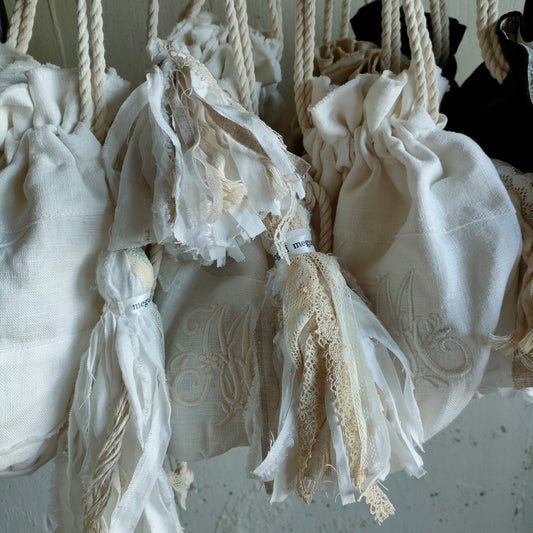 【Ecru White】モノグラム刺繍マシュマロバッグ　エクリュホワイト　embroidery mashumallow bag pouch