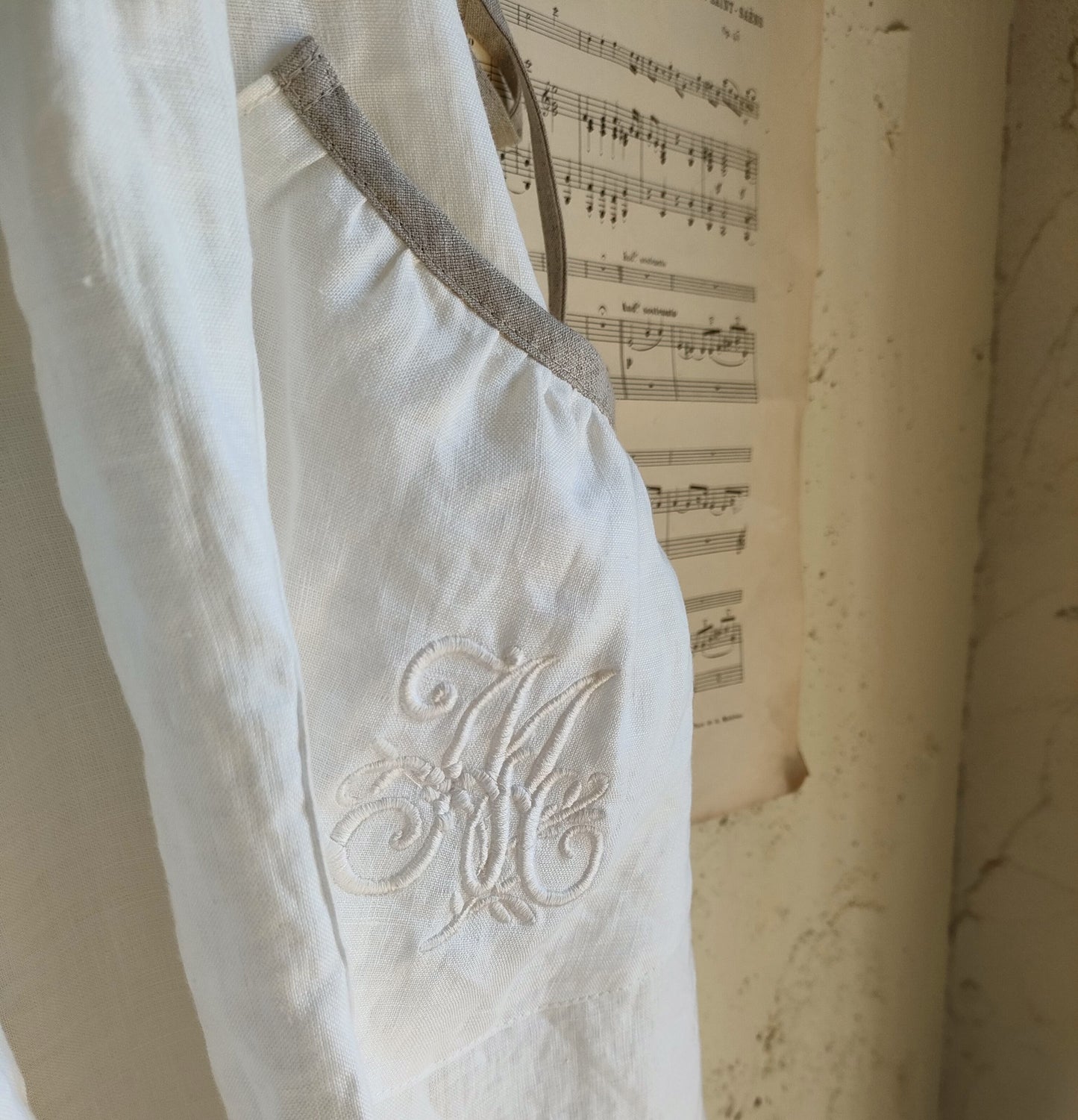 【Ecru White × kinari 】Piping Linen apron onepiece　モノグラム刺繍エクリュホワイト×キナリ　パイピングエプロンワンピース　モノグラム刺繍ポケット