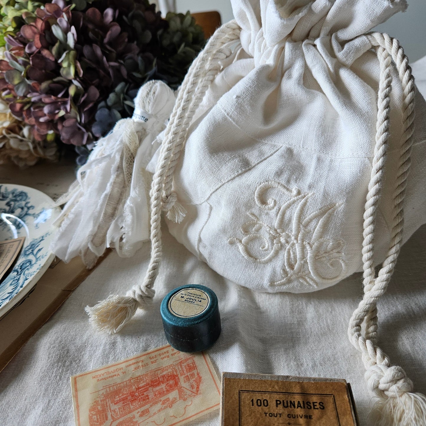 【Ecru White】モノグラム刺繍マシュマロバッグ　エクリュホワイト　embroidery mashumallow bag pouch