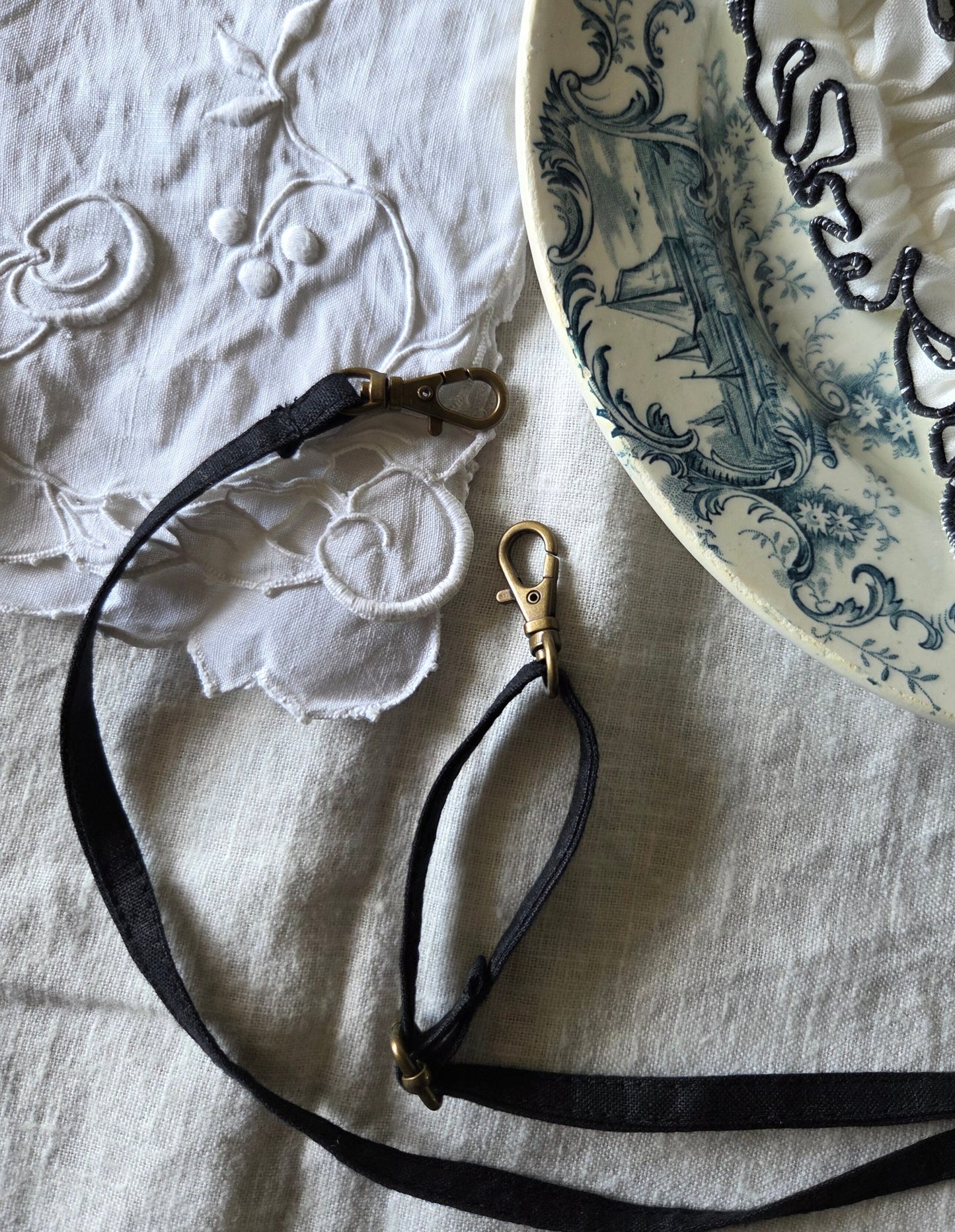 ハナビラフリルのスマホショルダー　ブラックパイピング　Hanabira frill smart phone accessory