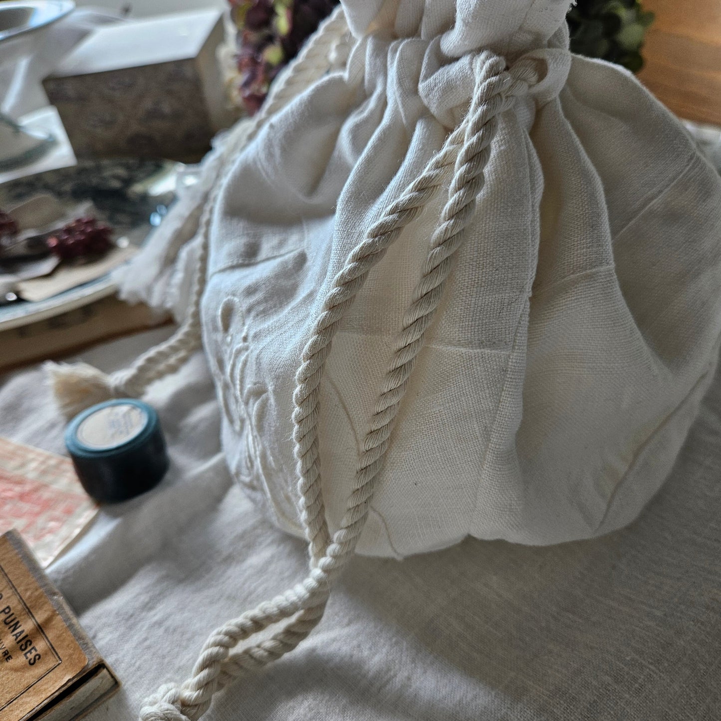 【Ecru White】モノグラム刺繍マシュマロバッグ　エクリュホワイト　embroidery mashumallow bag pouch
