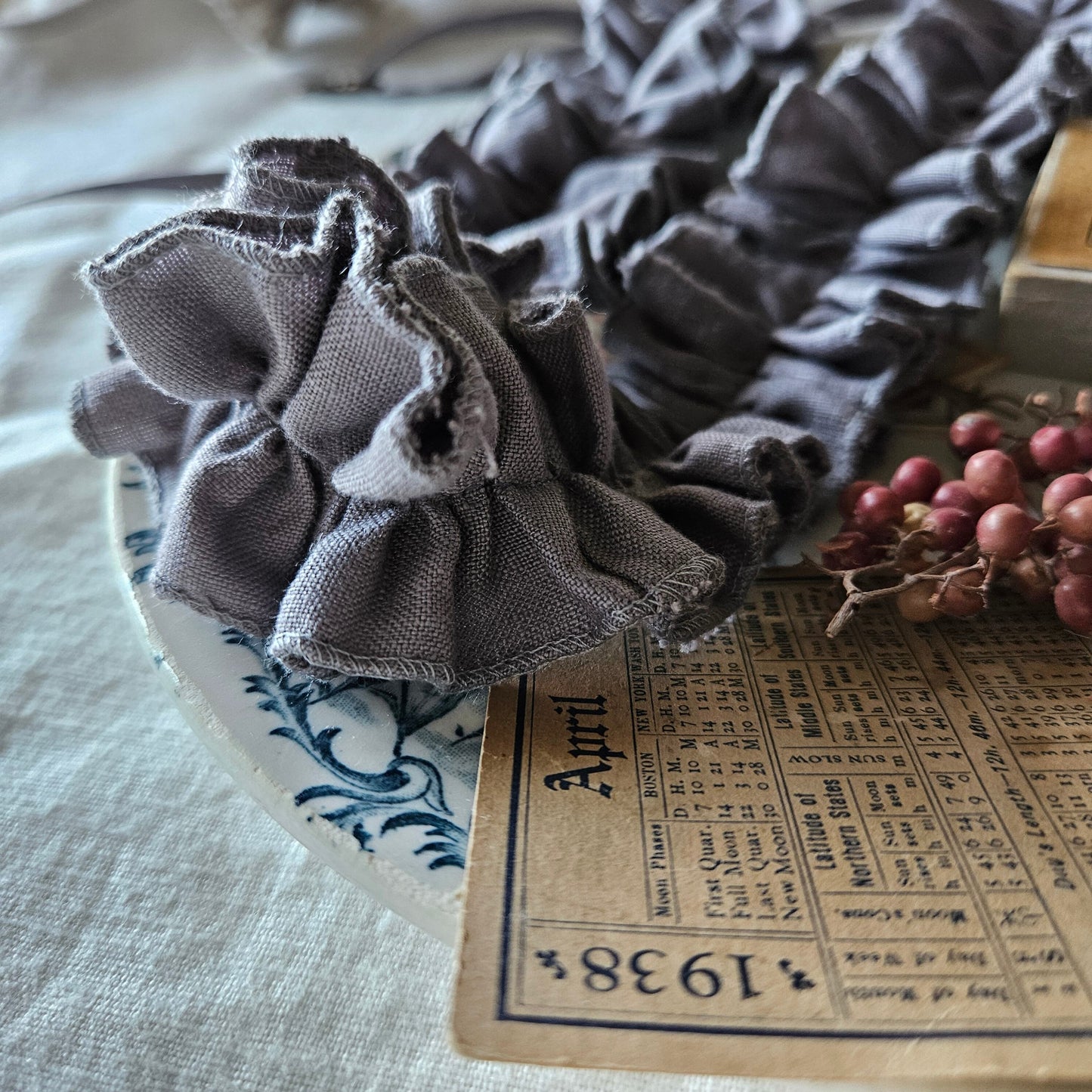 【Ash lavender】アッシュラベンダー　ハナビラフリルのスマホショルダー Hanabira frill smart phone accessory