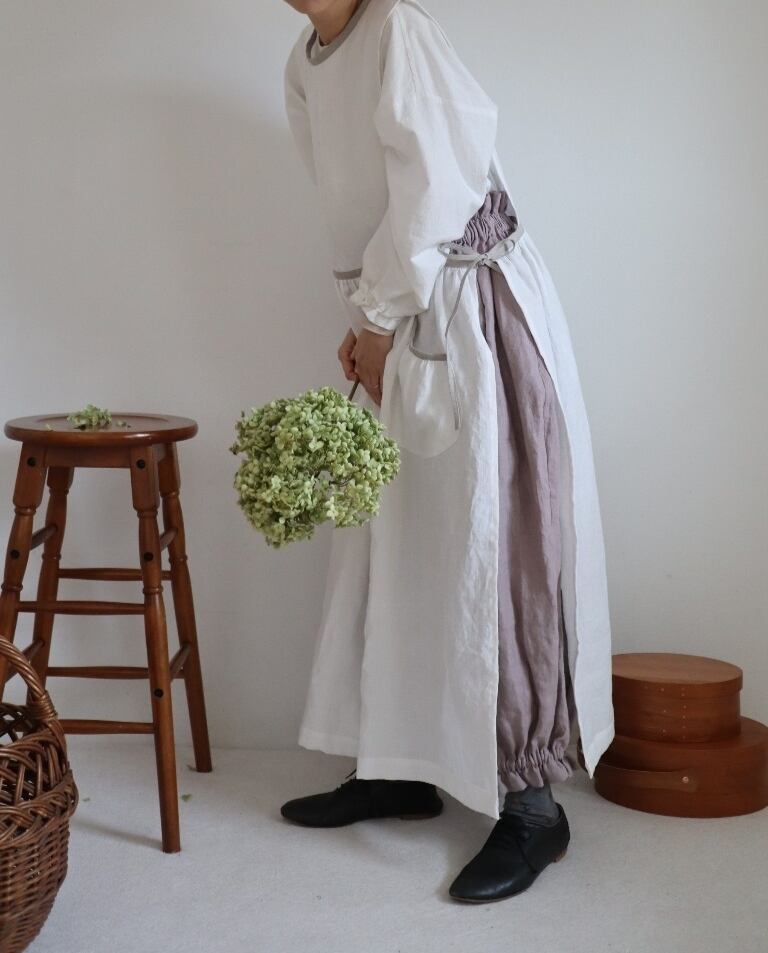 【Ecru White × kinari 】Piping Linen apron onepiece　モノグラム刺繍エクリュホワイト×キナリ　パイピングエプロンワンピース　モノグラム刺繍ポケット