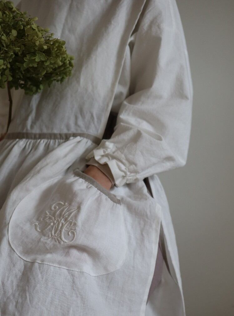 【Ecru White × kinari 】Piping Linen apron onepiece　モノグラム刺繍エクリュホワイト×キナリ　パイピングエプロンワンピース　モノグラム刺繍ポケット