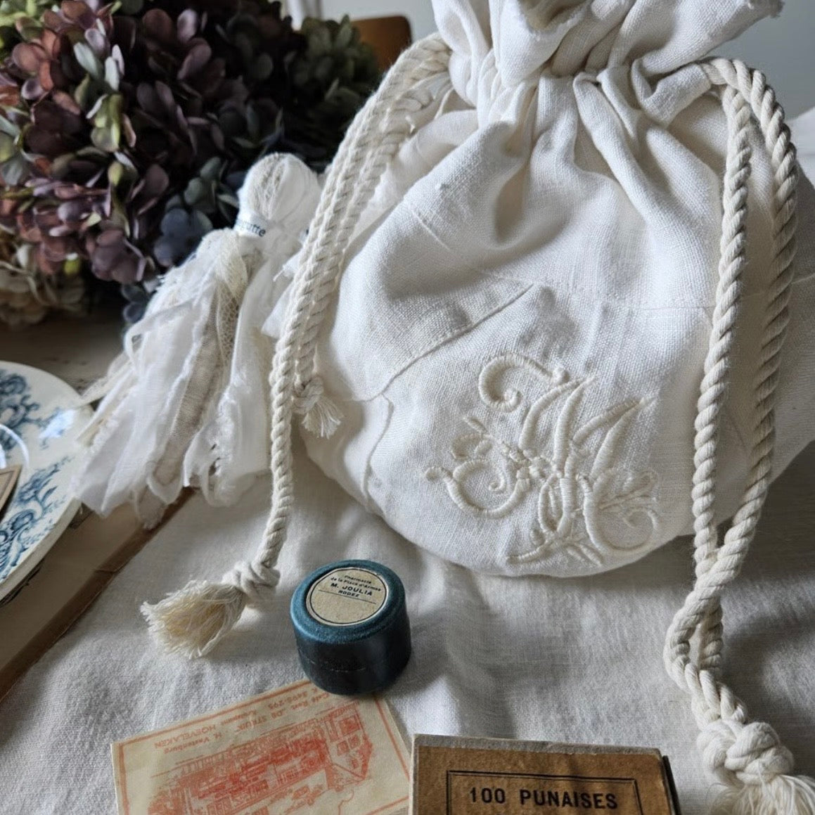 Ecru Whiteモノグラム刺繍マシュマロバッグ　エクリュホワイト　embroidery mashumallow bag pouch マシュマロ巾着　マシュマロポーチ