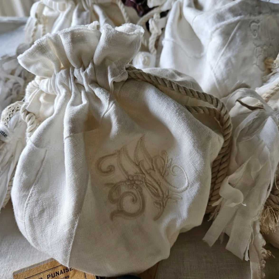 Ecru Whiteモノグラム刺繍マシュマロバッグ　エクリュホワイト　embroidery mashumallow bag pouch マシュマロ巾着　マシュマロポーチ