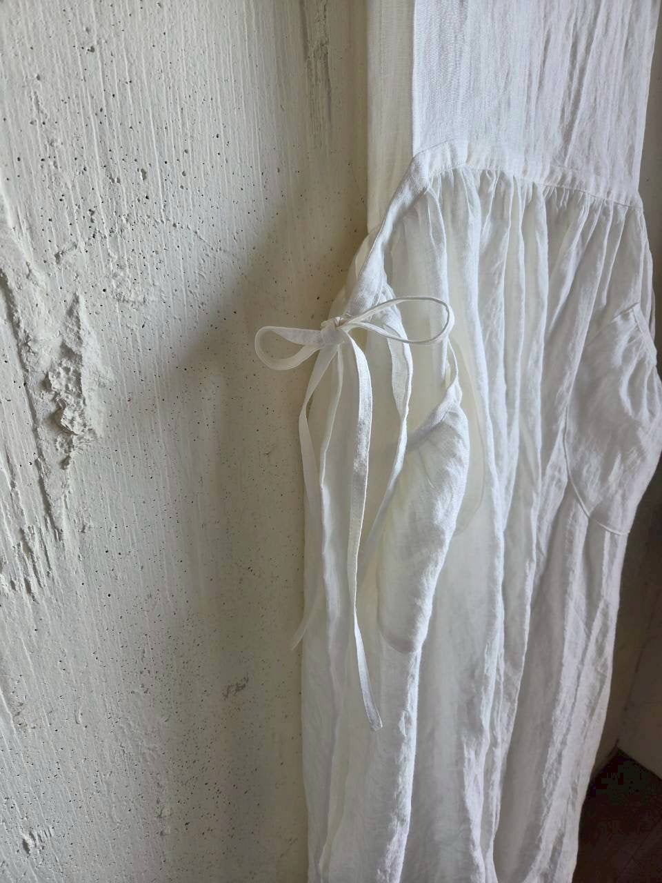【Ecru white】エアリーエプロンワンピース　Airy side ribbon apron one-piece