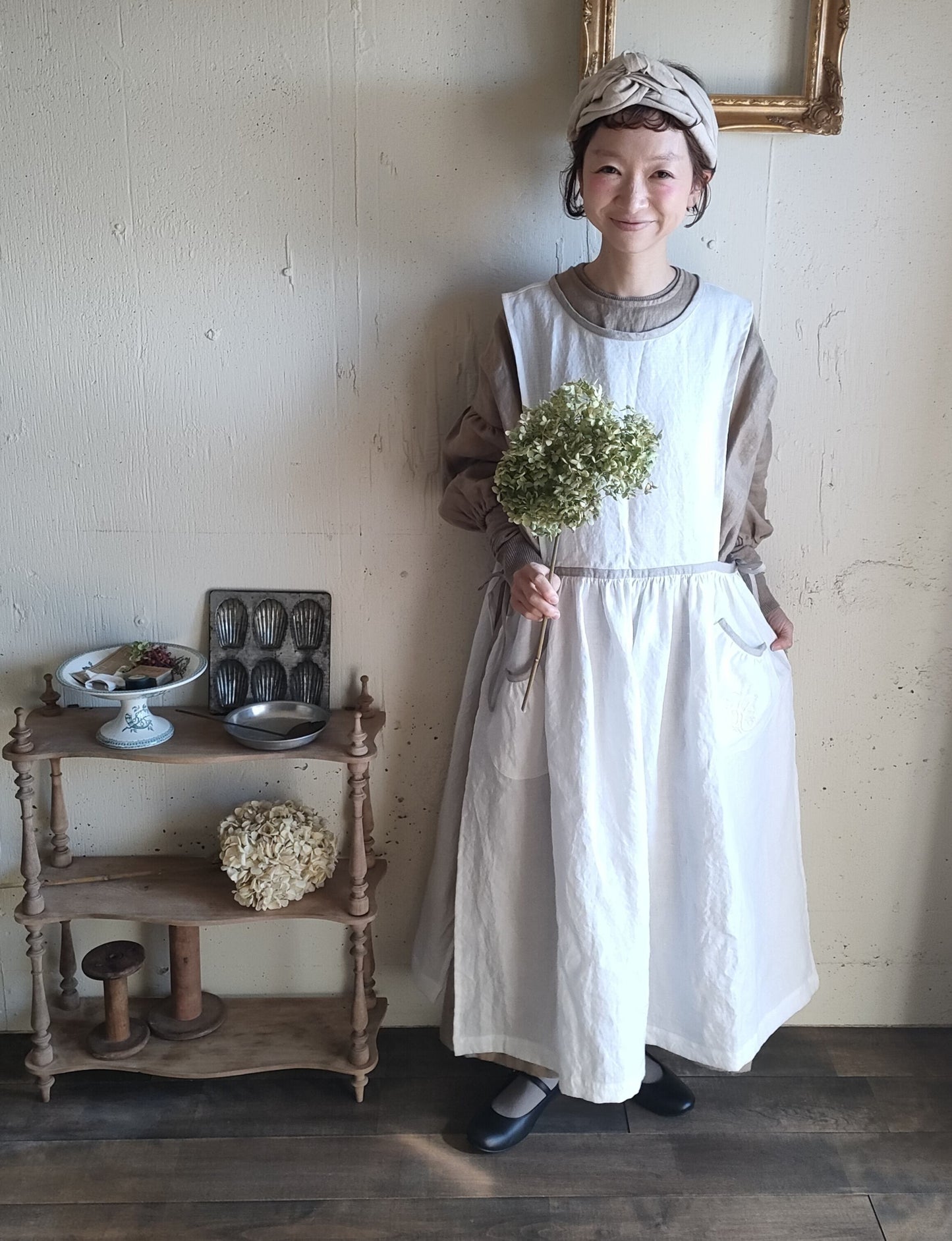 【Ecru White × kinari 】Piping Linen apron onepiece　モノグラム刺繍エクリュホワイト×キナリ　パイピングエプロンワンピース　モノグラム刺繍ポケット