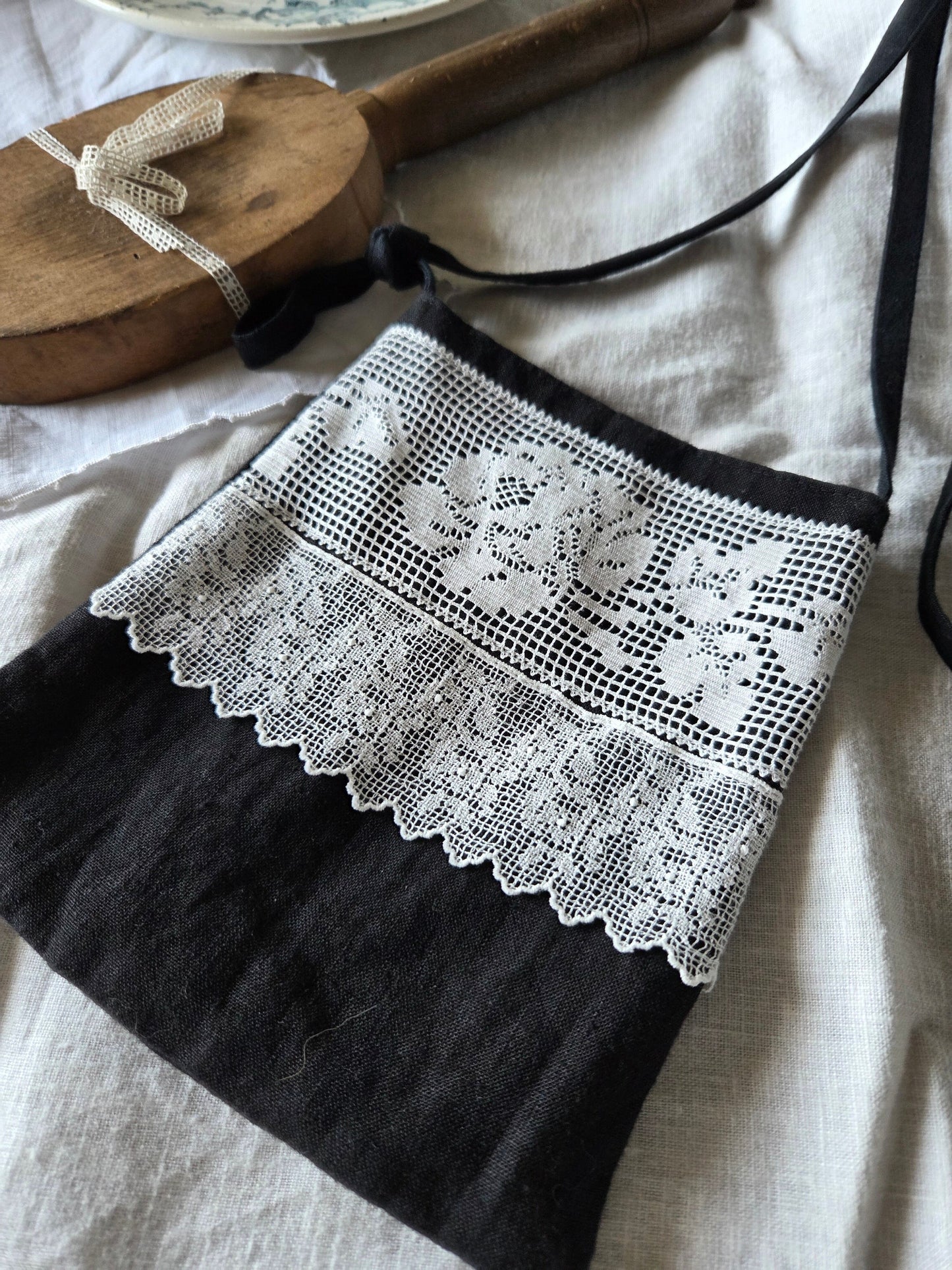 アンティークなレースのミニポシェット　スマホポーチantique lace smart phone accessories