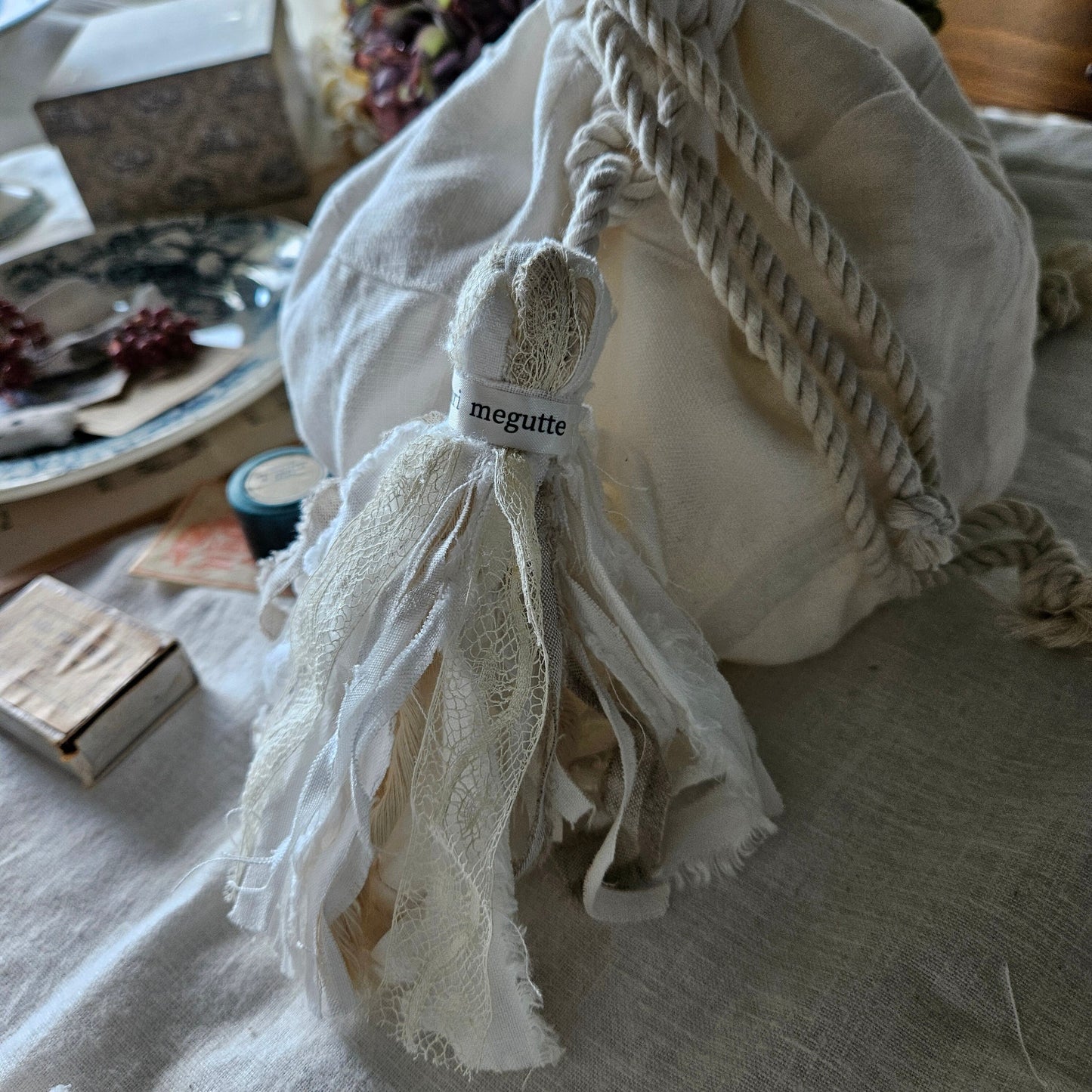 【Ecru White】モノグラム刺繍マシュマロバッグ　エクリュホワイト　embroidery mashumallow bag pouch