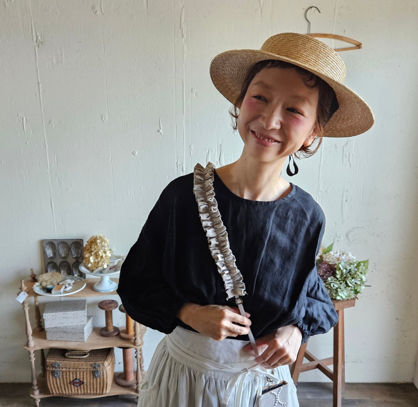 【Kinari natural】キナリナチュラル　ハナビラフリルのスマホショルダー Hanabira frill smart phone accessory