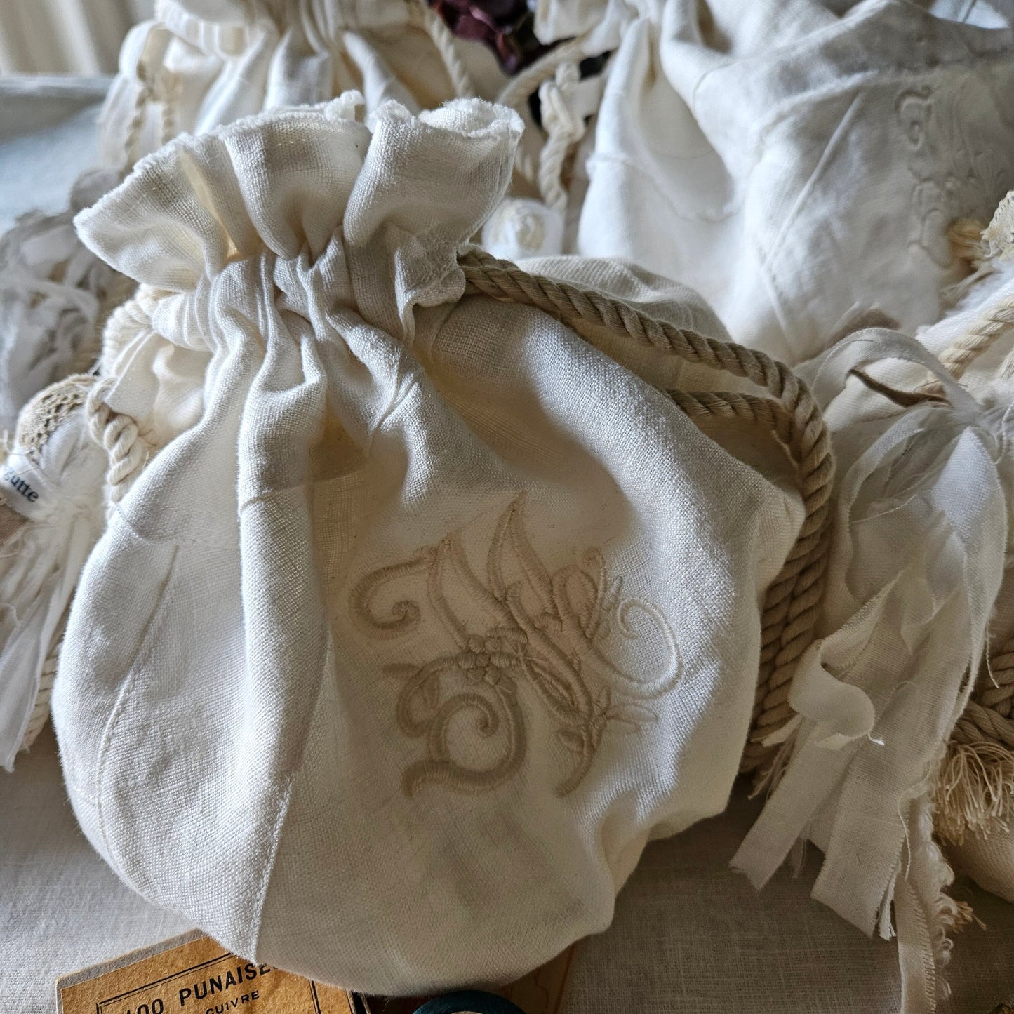【Ecru White】モノグラム刺繍マシュマロバッグ　エクリュホワイト　embroidery mashumallow bag pouch