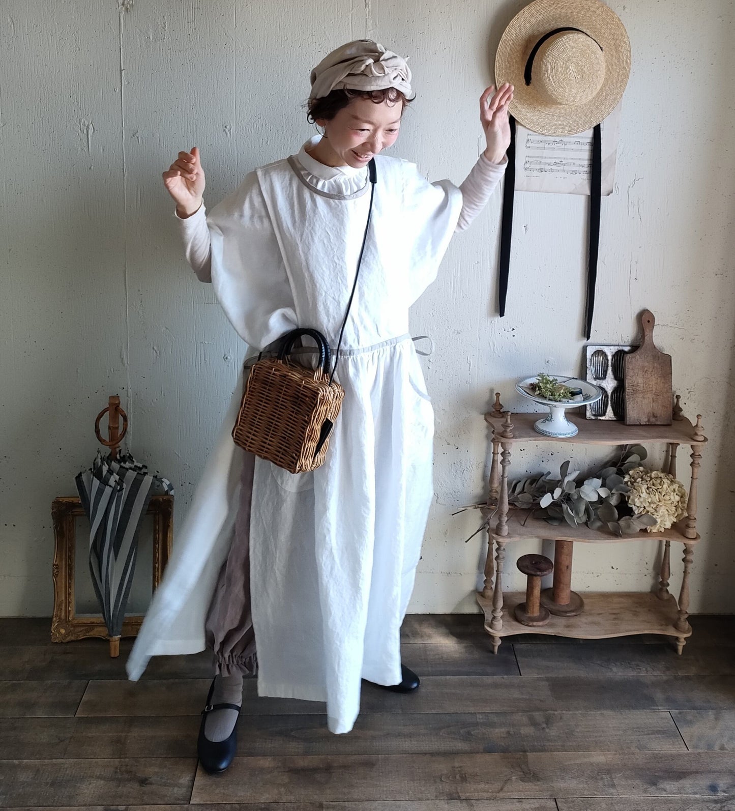 【Ecru White × kinari 】Piping Linen apron onepiece　モノグラム刺繍エクリュホワイト×キナリ　パイピングエプロンワンピース　モノグラム刺繍ポケット