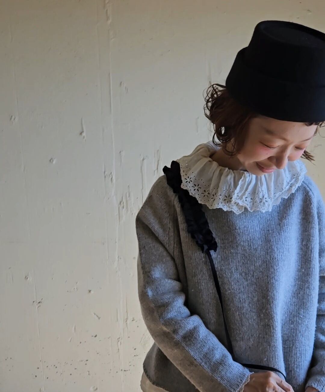 ハナビラフリルのスマホショルダー 【ダークブラック】Hanabira frill smart phone accessory