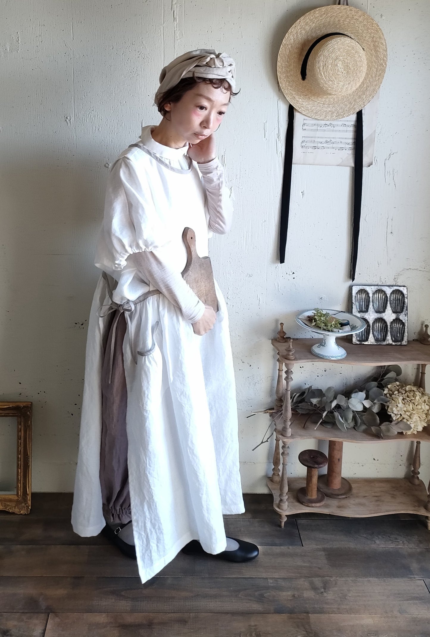 【Ecru White × kinari 】Piping Linen apron onepiece　モノグラム刺繍エクリュホワイト×キナリ　パイピングエプロンワンピース　モノグラム刺繍ポケット