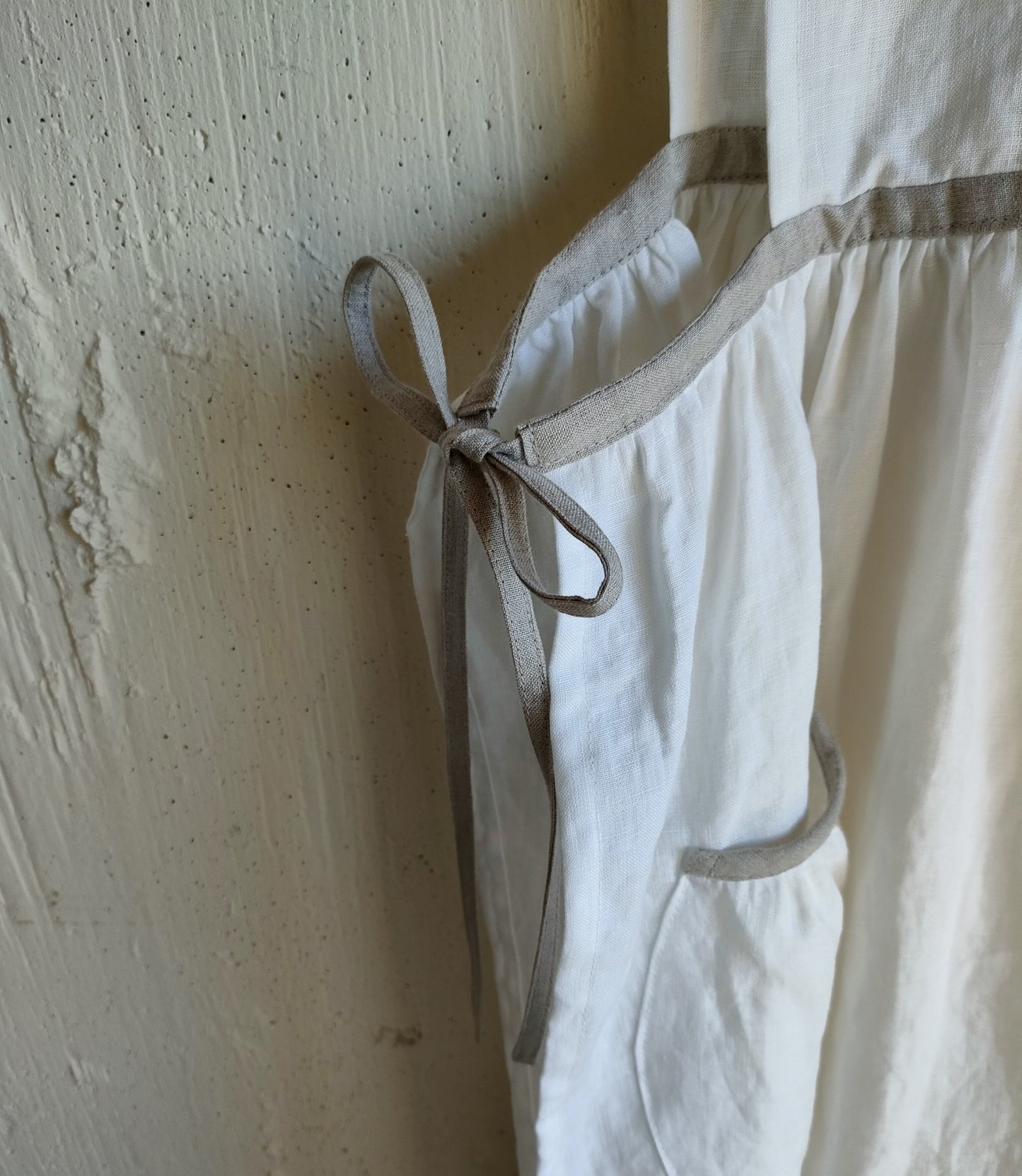【Ecru White × kinari 】Piping Linen apron onepiece　モノグラム刺繍エクリュホワイト×キナリ　パイピングエプロンワンピース　モノグラム刺繍ポケット
