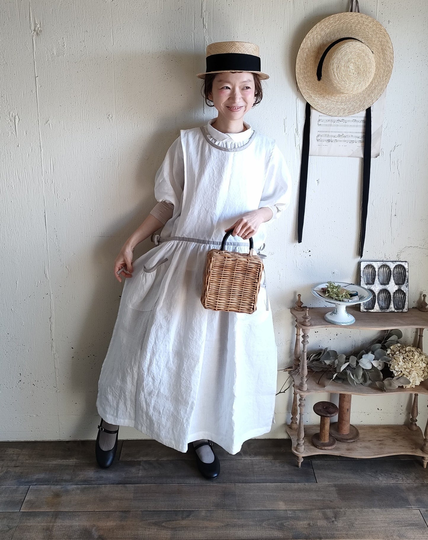 【Ecru White × kinari 】Piping Linen apron onepiece　モノグラム刺繍エクリュホワイト×キナリ　パイピングエプロンワンピース　モノグラム刺繍ポケット