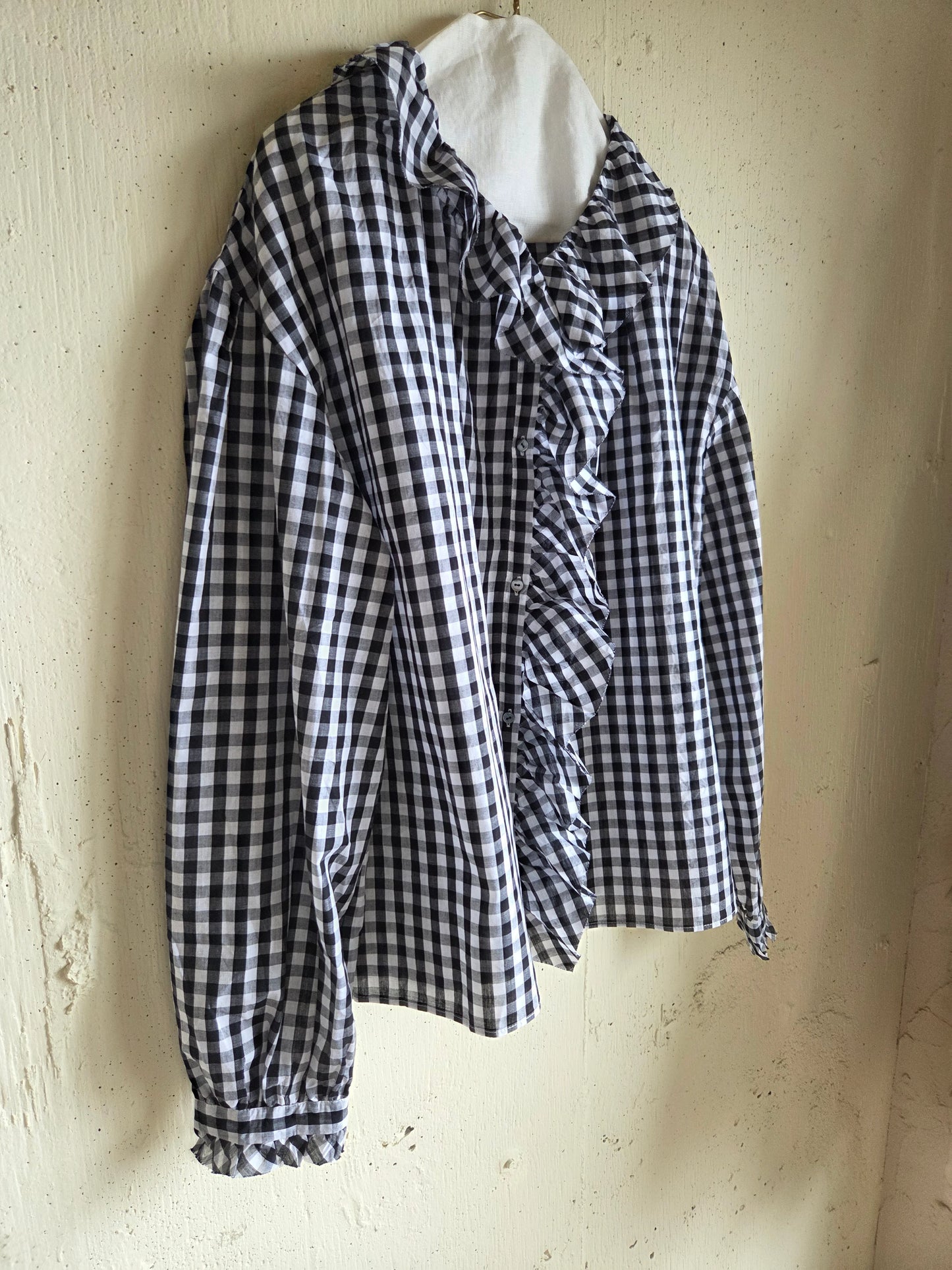 《Black》ギンガムチェックのフリルブラウスblack　ginghamcheck
