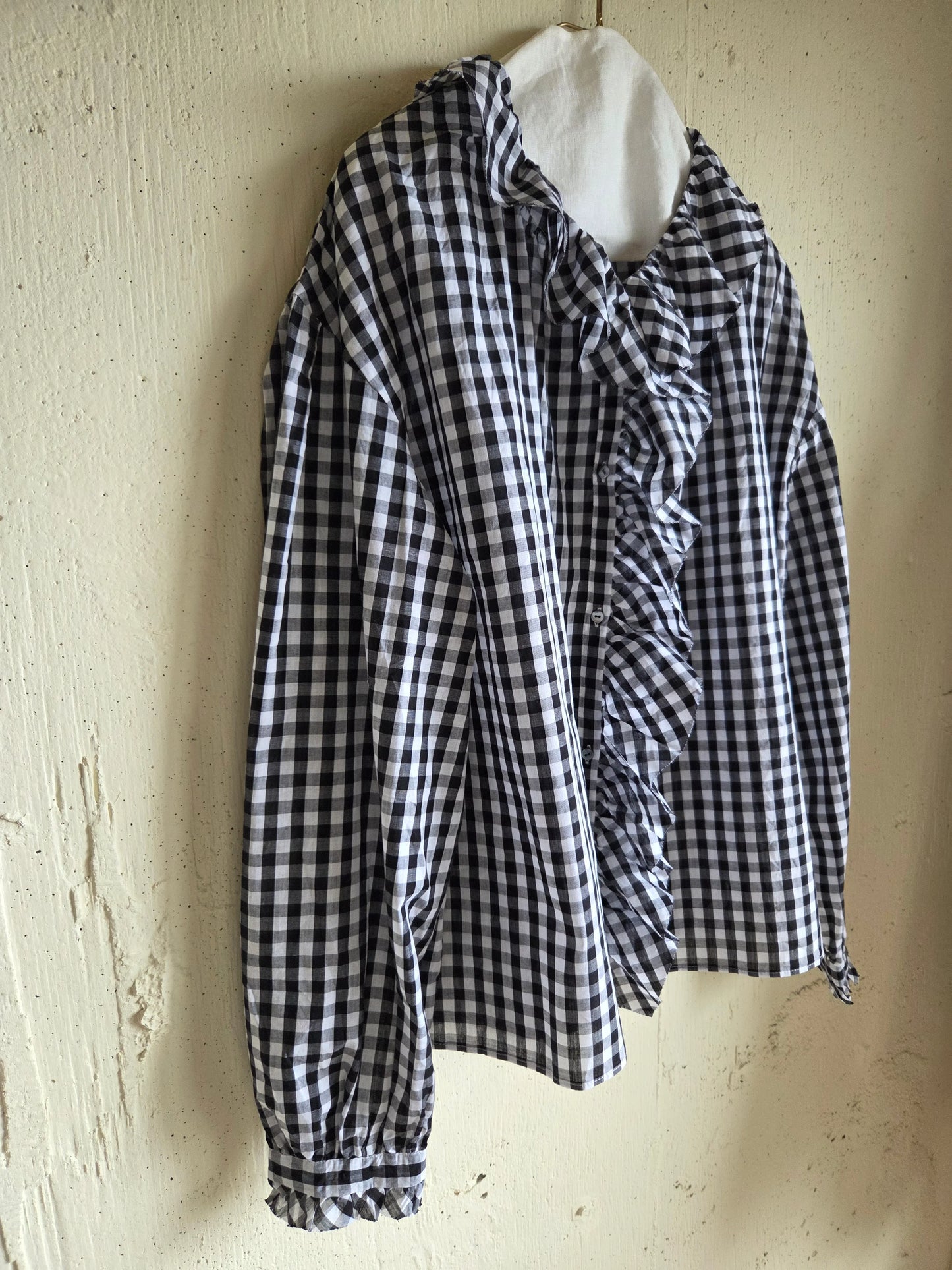 《Black》ギンガムチェックのフリルブラウスblack　ginghamcheck
