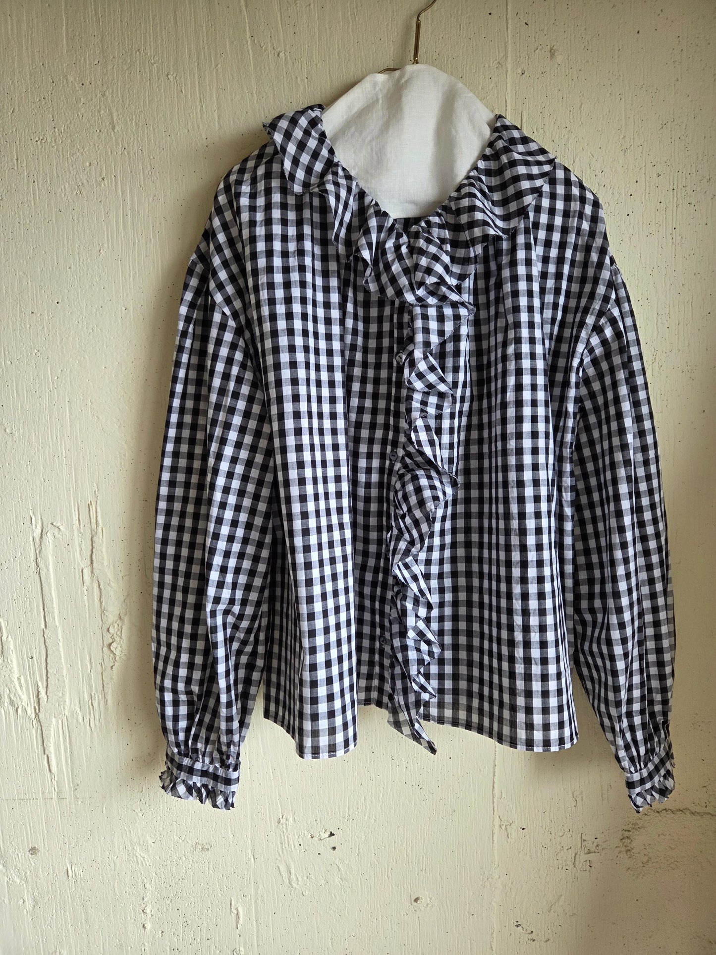 《Black》ギンガムチェックのフリルブラウスblack　ginghamcheck