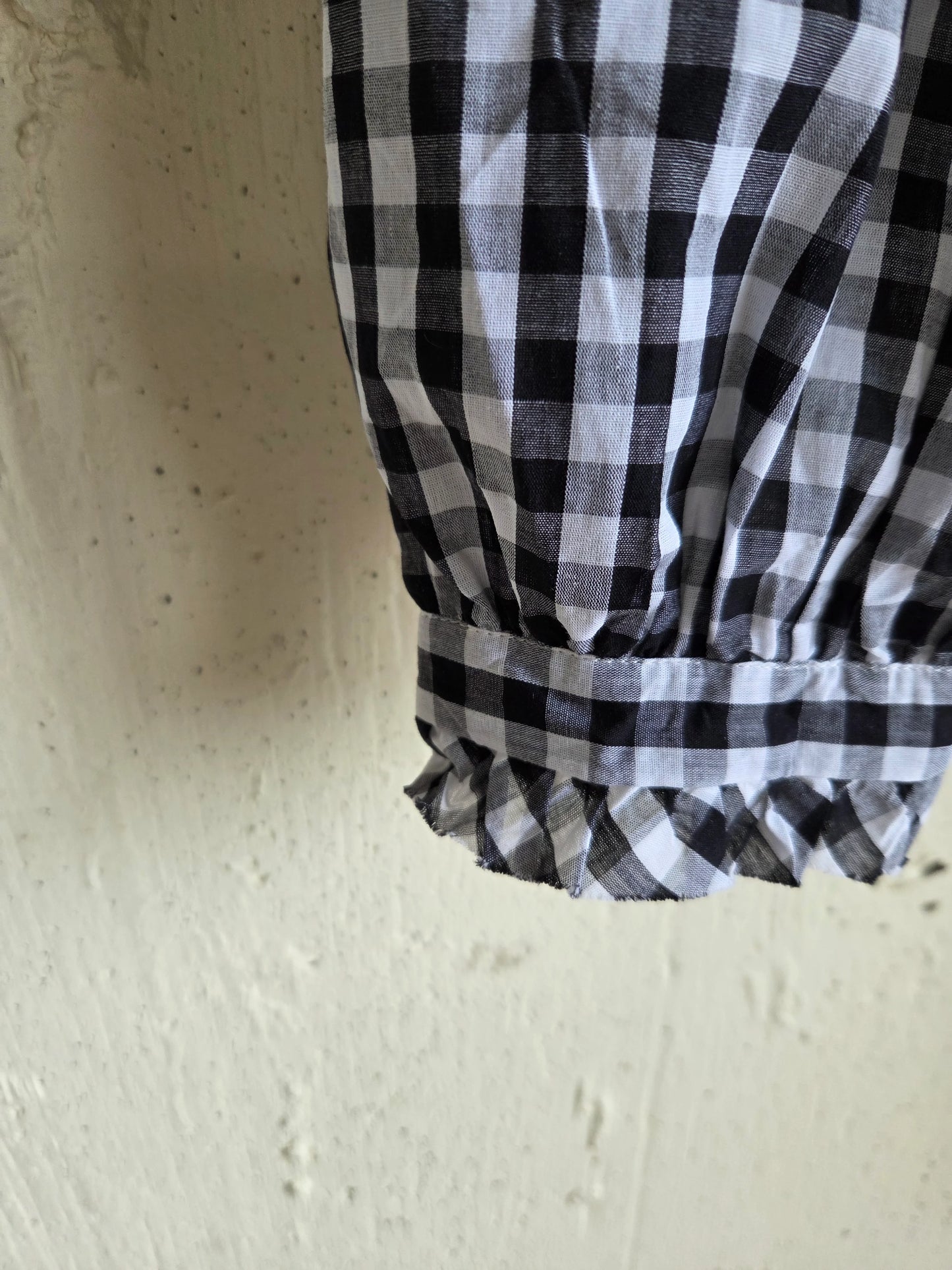 《Black》ギンガムチェックのフリルブラウスblack　ginghamcheck